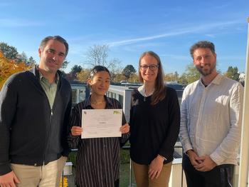 v.l.n.r. Prof. Dr. Max Steinhardt (Zweitgutachter der Bachelorarbeit), Tina Wang, Prof. Natalia Danzer, PhD. (Betreuerin der Bachelorarbeit), Prof. Dr. Peter Mohr (Geschäftsführender Direktor, Institut für VWL)